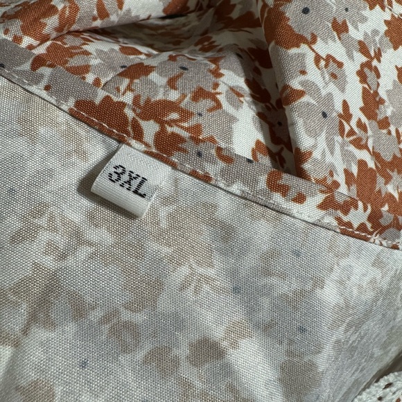 ❤️PRETTY PRINT TOP w/LACE/CROCHET NECKLINE DETAIL   PLUS SIZE - Picture 9 of 9